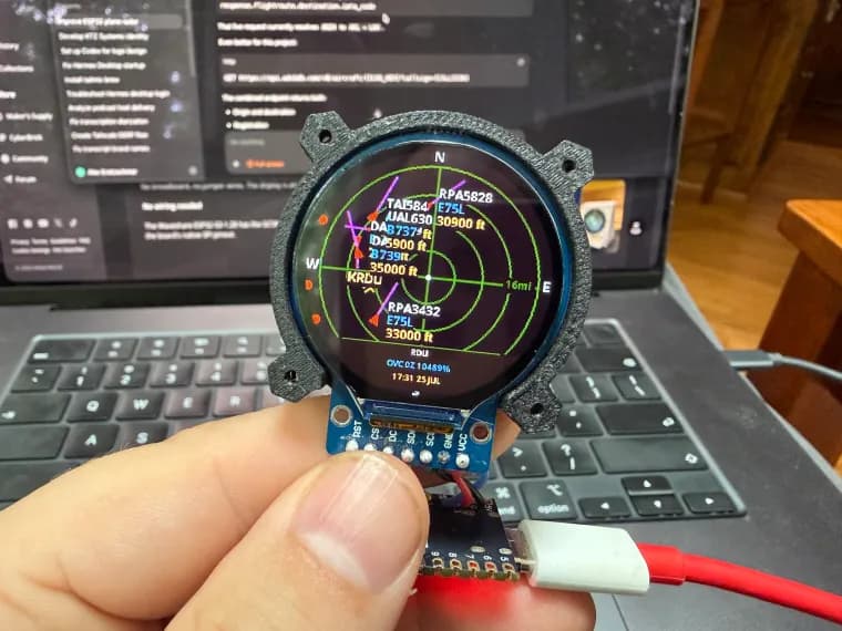ESP32 Plane Radar превратил ESP32-C3 в настольный радар самолётов