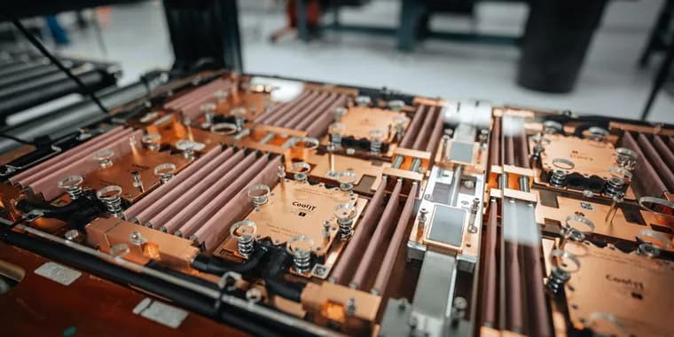 CoolIT описала переход на полный жидкостный отвод тепла для ИИ-стоек свыше 250 кВт