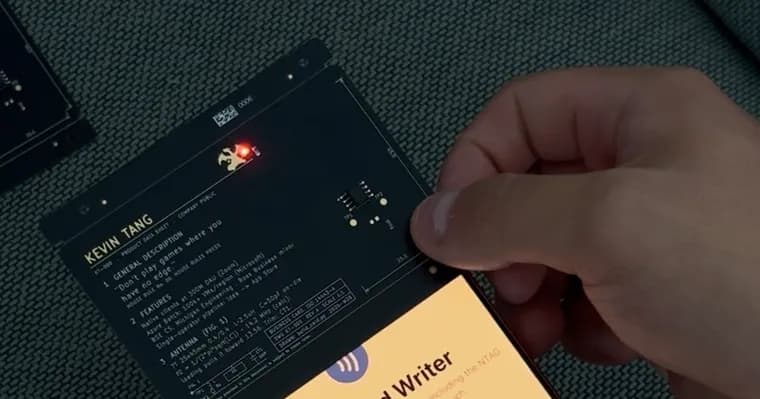 Разработчик собрал плату-визитку с NFC и светодиодом без батарейки